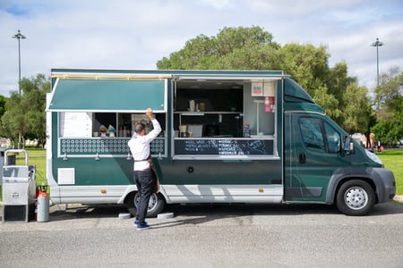 Persona abriendo su negocio estilo "food-truck"