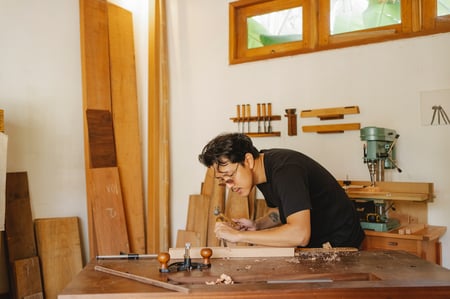 imagen de un hombre trabajando en carpinteria